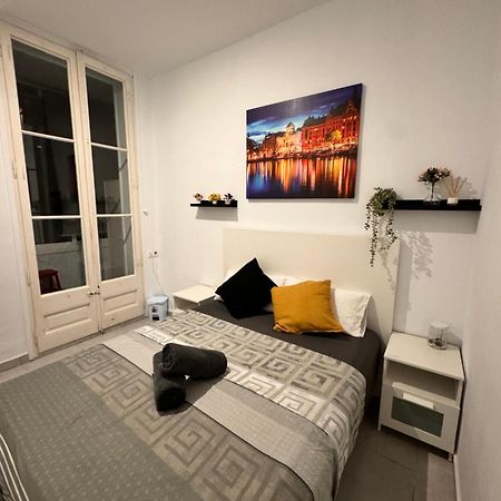 Rooms In Spacious Apartment In City Center Barcelona Eksteriør billede