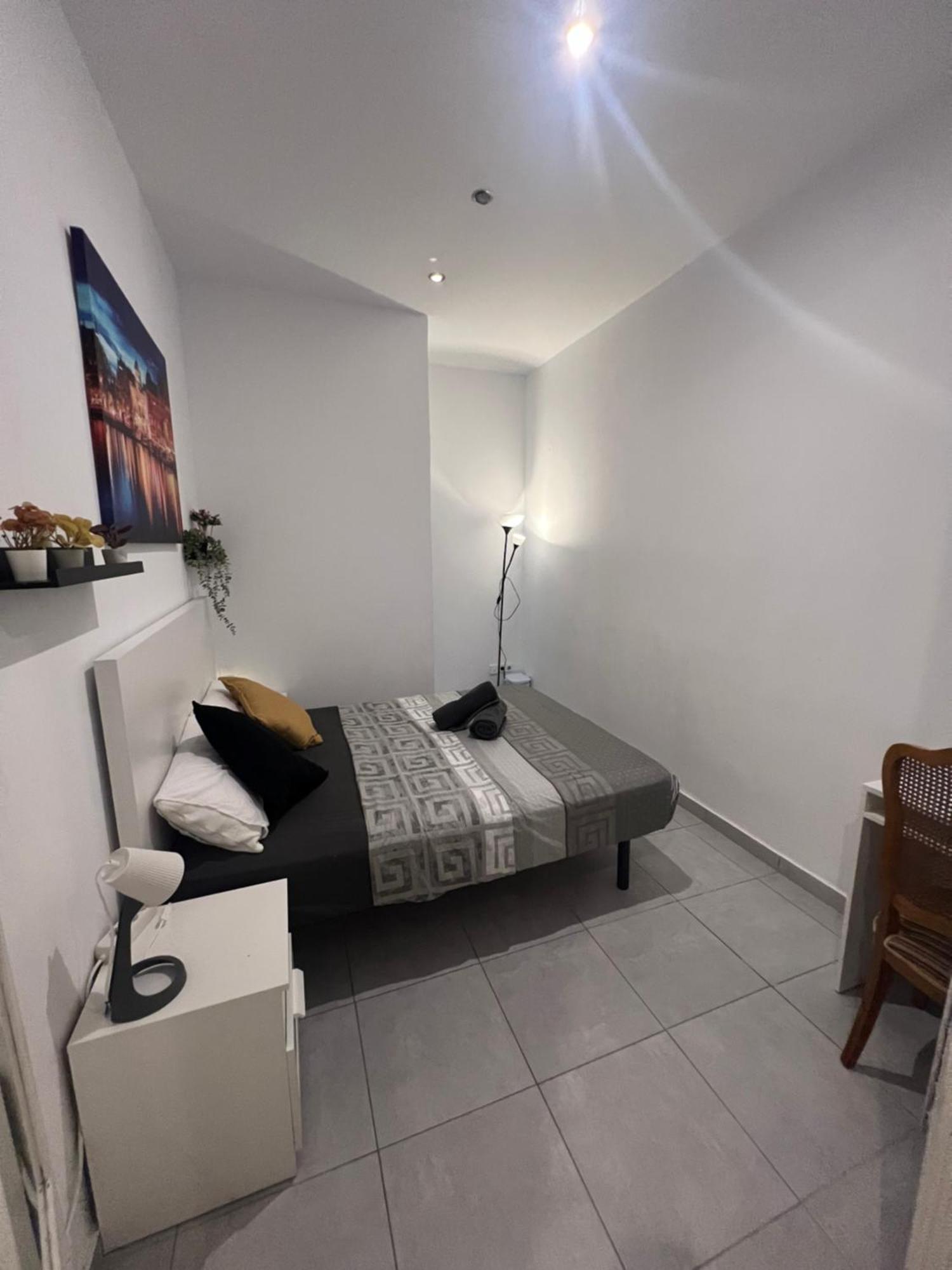 Rooms In Spacious Apartment In City Center Barcelona Eksteriør billede