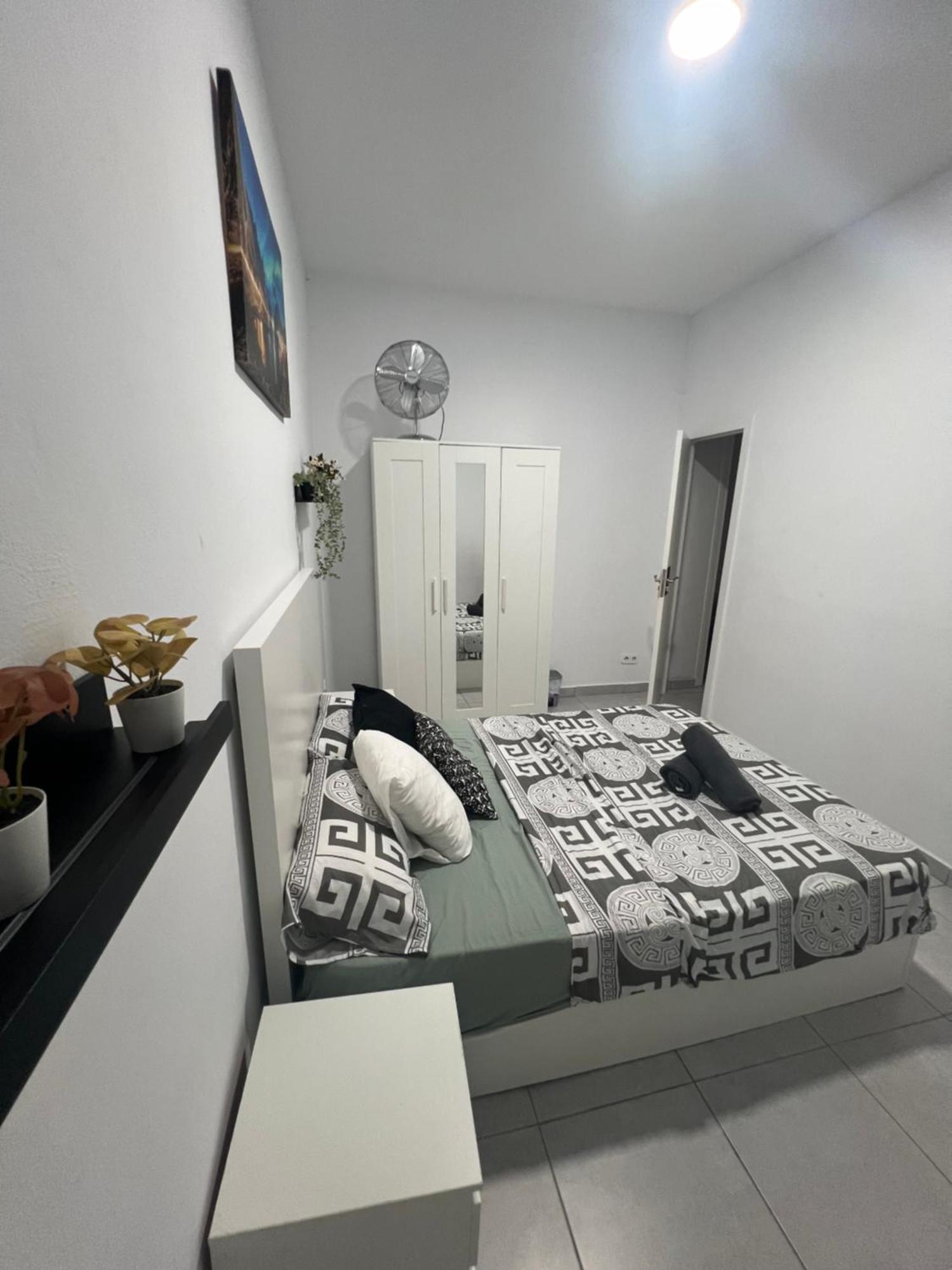 Rooms In Spacious Apartment In City Center Barcelona Eksteriør billede