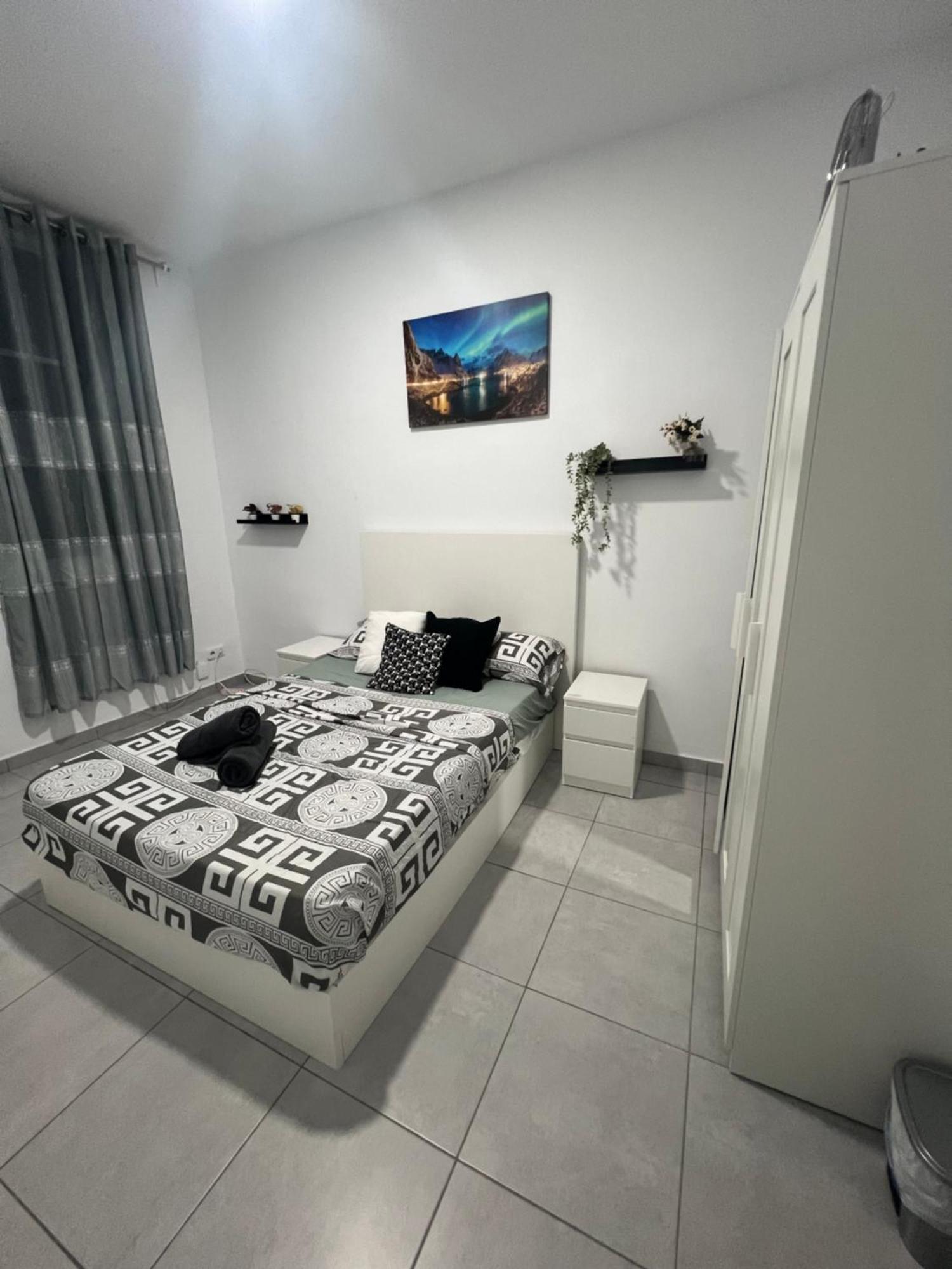 Rooms In Spacious Apartment In City Center Barcelona Eksteriør billede