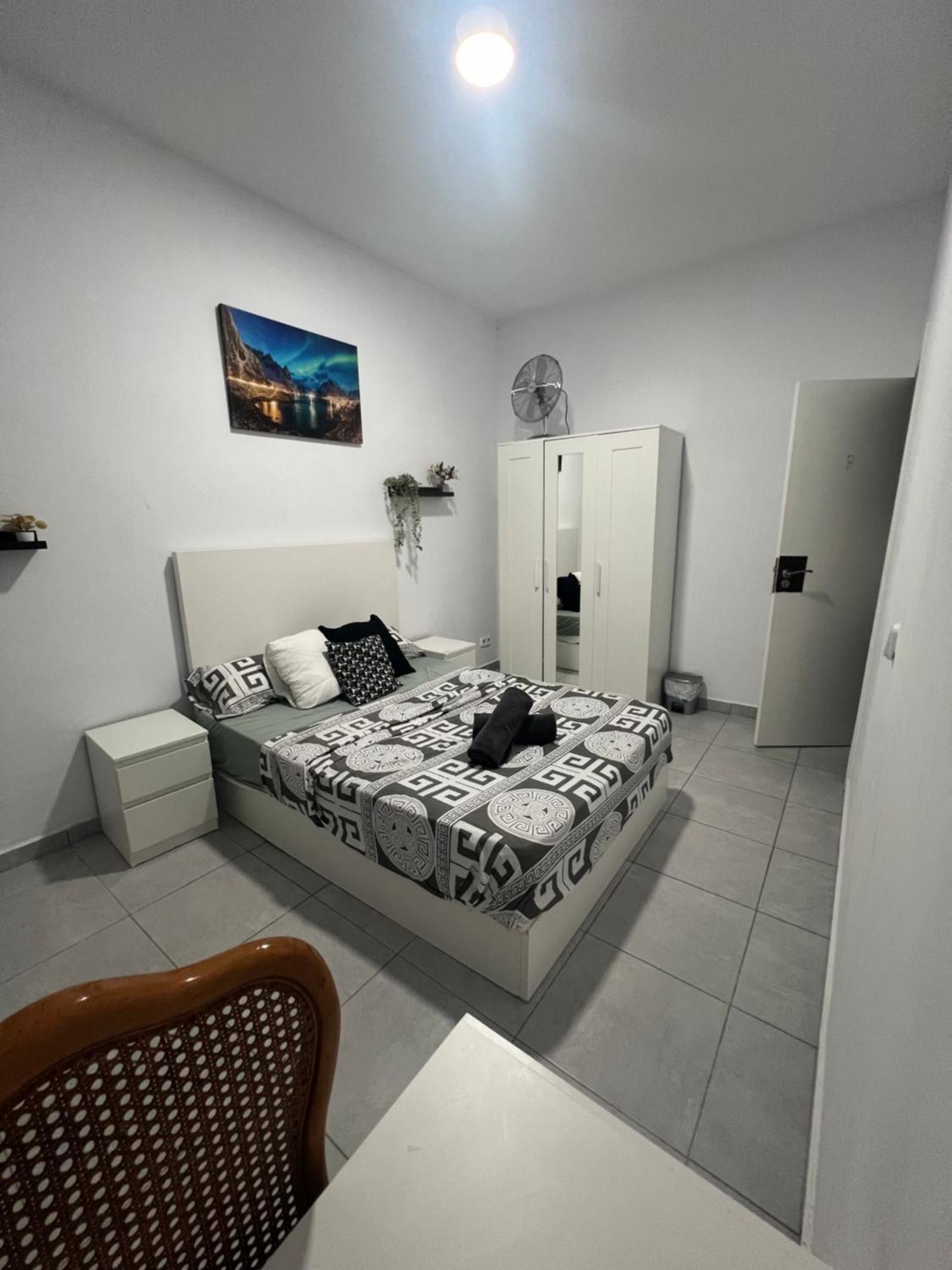 Rooms In Spacious Apartment In City Center Barcelona Eksteriør billede
