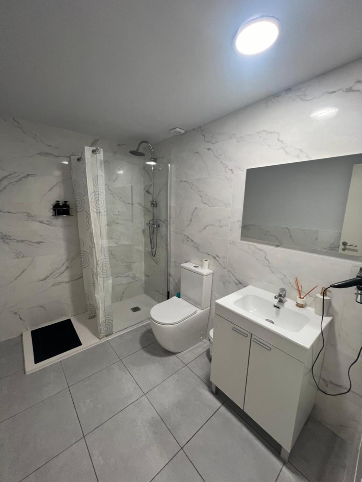 Rooms In Spacious Apartment In City Center Barcelona Eksteriør billede